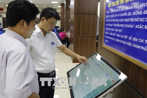 Hướng dẫn giao dịch hồ sơ trực tuyến tại trung tâm hành chính công tỉnh Yên Bái. ảnh: TTXVN.