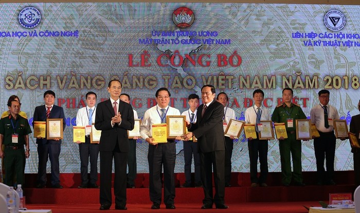 Chủ tịch nước Trần Đại Quang và Chủ tịch Ủy ban Trung ương Mặt trận Tổ quốc Việt Nam Trần Thanh Mẫn trao Giấy chứng nhận và Sách vàng cho đại diện nhóm tác giả PVEP.
