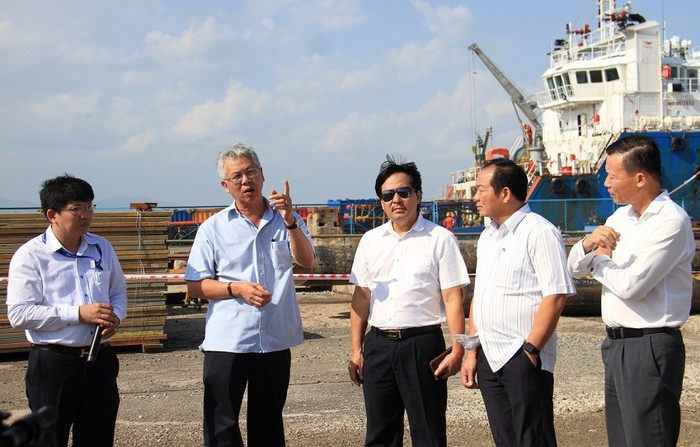Ông Nguyễn Đức Kiên và ông Lê Hồng Tịnh cùng đoàn công tác tham quan, khảo sát tại cảng PTSC. ảnh: PVN.