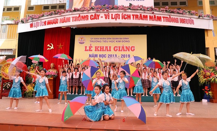 Tiết mục biểu diễn chào mừng Lễ khai giảng của các em học sinh Trường Tiểu học Kim Đồng.