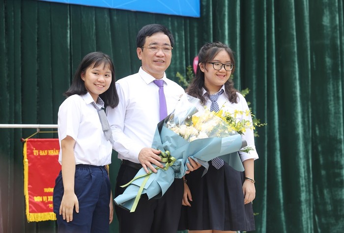 Những bông hoa tươi thắm của các em học sinh trao tặng tới người Thầy của mình để ghi nhớ công ơn của các thầy cô. ảnh: Hải Phong.