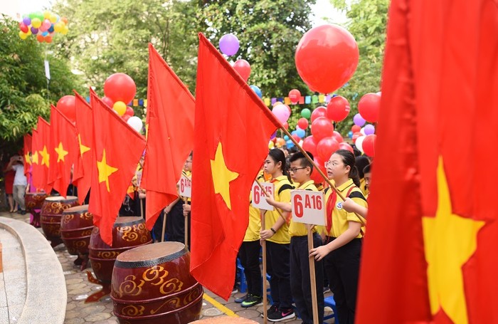 Lễ khai giảng của trường luôn có màn chào đón học sinh khối 6 vô cùng ấn tượng. ảnh: Hải Phong.