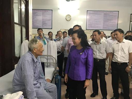 Bộ trưởng Nguyễn Thị Kim Tiến thăm hỏi bệnh nhân đang điều trị tại Trung tâm y tế huyện Xuân Trường và Bệnh viện Đa khoa tỉnh Nam Định. ảnh: moh.gov.vn