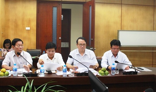 Thứ trưởng Phạm Lê Tuấn (phải) kiểm tra tình hình thực hiện chính sách, pháp luật về bảo hiểm y tế tại Bệnh viện Nôi Tiết Trung ương. ảnh: moh.gov.vn
