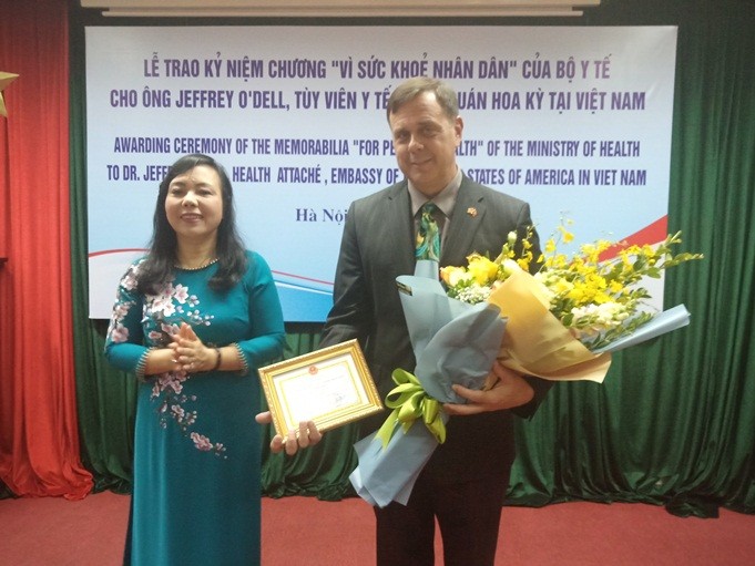 Bộ trưởng Nguyễn Thị Kim Tiến trao kỷ niệm chương cho Bác sĩ Jeffrey O’Dell - Tùy viên Y tế Đại sứ quán Hoa Kỳ tại Việt Nam.