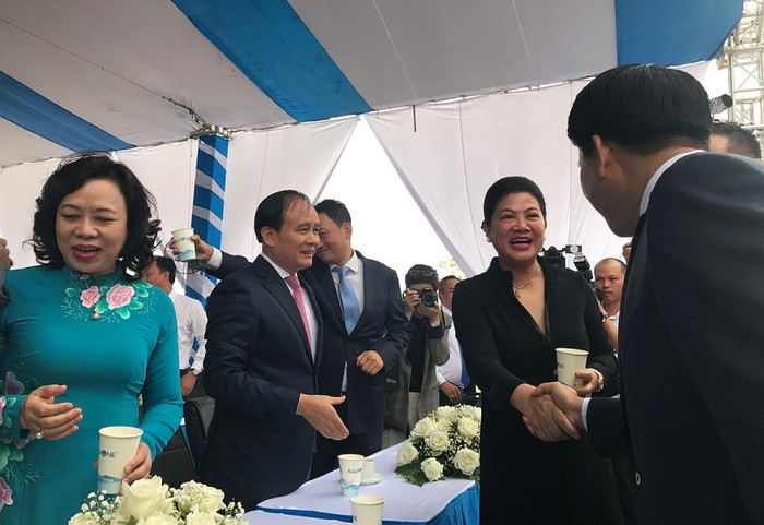 Nhiều khách mời là lãnh đạo các cơ quan trung ương và Hà Nội đã uống nước máy trực tiếp tại vòi và rất hài lòng. ảnh: NQ.