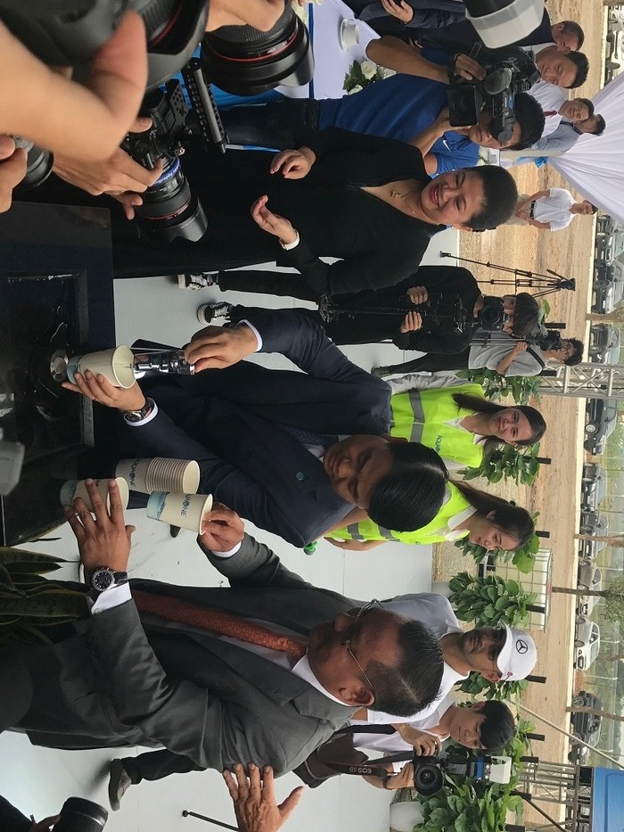 Chủ tịch Ủy ban Nhân Thành phố Hà Nội uống nước trực tiếp tại vòi trong buổi lễ vào ngày 13/10.