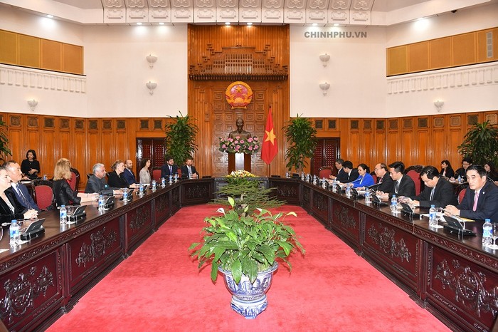 Thủ tướng Nguyễn Xuân Phúc đã gặp gỡ các Trưởng đại diện các tổ chức Liên Hợp Quốc tại Việt Nam do Điều phối viên Thường trú Liên Hợp Quốc tại Việt Nam Kamal Malhotra dẫn đầu. ảnh: VGP.