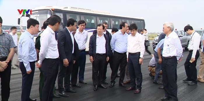 Phó Thủ tướng Trịnh Đình Dũng trong một lần kiểm tra sân bay Nội Bài. ảnh: vtv.