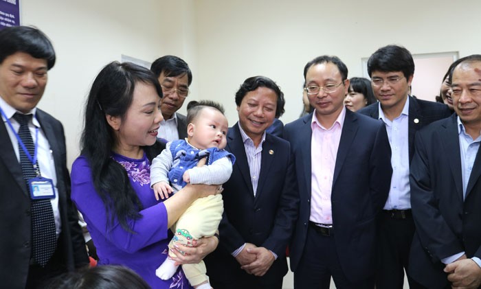 Bộ trưởng thăm các bé đến tiêm chủng tại Trung tâm Y tế dự phòng Hà Nội.