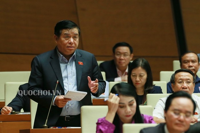 Bộ trưởng Nguyễn Chí Dũng trả lời trước Quốc hội. ảnh: quochoi.vn