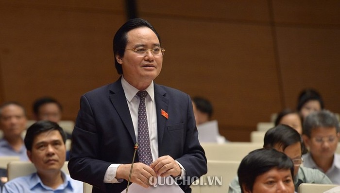 Bộ trưởng Phùng Xuân Nhạ trả lời chất vấn của Đại biểu Quốc hội chiều 30/10. ảnh: quochoi.vn