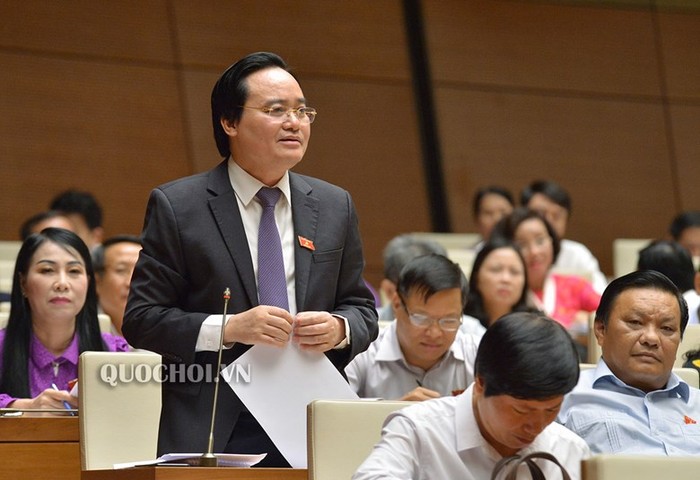 Bộ trưởng Phùng Xuân Nhạ trả lời chất vấn tại Quốc hội. ảnh: quochoi.vn