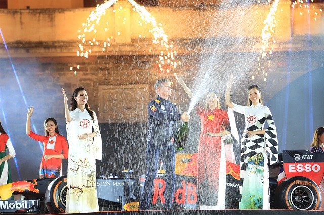 Chiếc xe đua F1 ra mắt người hâm mộ tại Thủ đô Hà Nội vào tối 7/11.