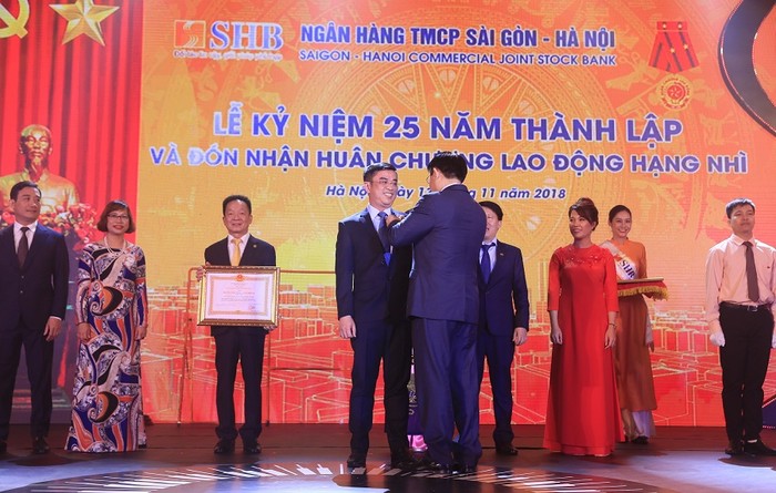 Ủy viên Bộ Chính trị, Phó Thủ tướng Chính phủ Vương Đình Huệ trao Huân chương Lao động Hạng Nhì cho Tổng Giám đốc SHB - ông Nguyễn Văn Lê.
