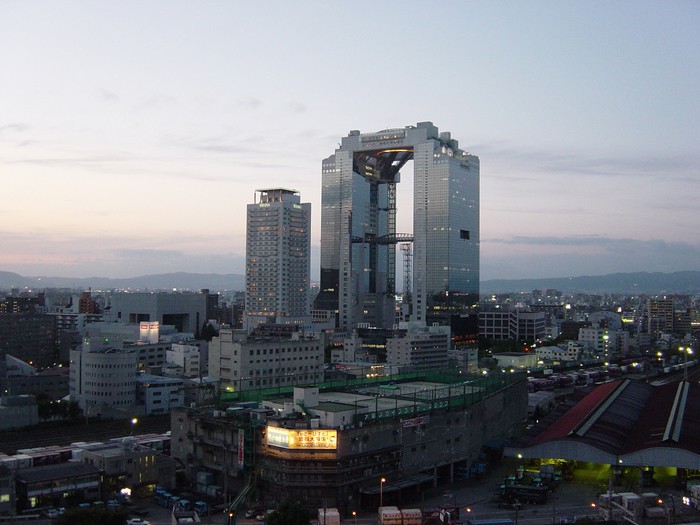 Umeda Sky Building cao 173m là một công trình kiến trúc nổi tiếng thế giới ở Osaka với 40 tầng trên mặt đất, được xây dựng thành 2 tháp Tower East và Tower West. Tòa nhà này được hoàn thành vào năm 1993.