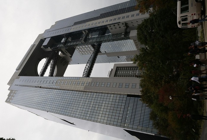 Tòa nhà cao nhất tại Osaka có tên Umeda Sky được ghi nhận vào sách kỷ lục là tòa tháp có những chiếc cầu thang cuốn nằm ở vị trí cao nhất trên thế giới. Tòa nhà này chịu được động đất 7 độ richte.