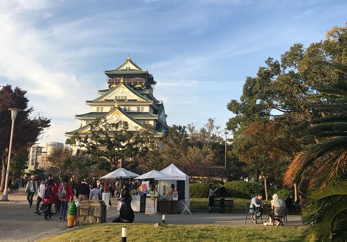 Lâu đài Osaka nằm ở khu Chuo, thành phố Osaka, xây dựng vào cuối Thế kỷ 16 bởi Toyotomi Hideyoshi, một vị lãnh chúa nổi tiếng đã cai trị toàn bộ đất nước Nhật Bản trong những năm 1590. Lâu đài này đã từng bị thiêu hủy và xây dựng lại nhiều lần, hoàn thiện sửa chữa vào năm 1997.