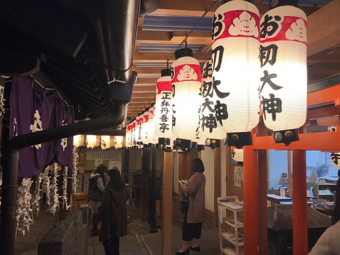 Nếu có dịp đến với Osak, bạn đừng bỏ qua Dotonbori - con phố có rất nhiều sắc đèn ấn tượng và các món ăn ngon như: Okonomiyaki - bánh xèo Nhật Bản được làm với bột mì, cải bắp và nước sốt; Takoyaki - bánh bao bạch tuộc, mì Udon Kitsune – món mì nổi tiếng tại Osaka, mì Ramen – món ăn truyền thống tại Nhật Bản, các loại sushi và tỏi thơm.