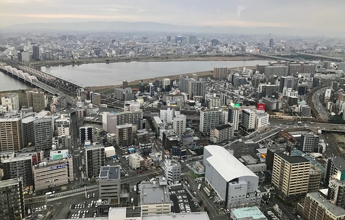 Thành phố Osaka nhìn từ trên cao sẽ thấy rất nhiều nhà cao tầng, nhưng được thiết kế khéo léo để tạo nên những khoảng không rộng lớn.