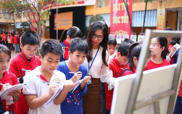 Học sinh Trường Tiểu học Kim Đồng say mê với những hình ảnh quý giá về &quot;Trẻ em thời chiến&quot;.