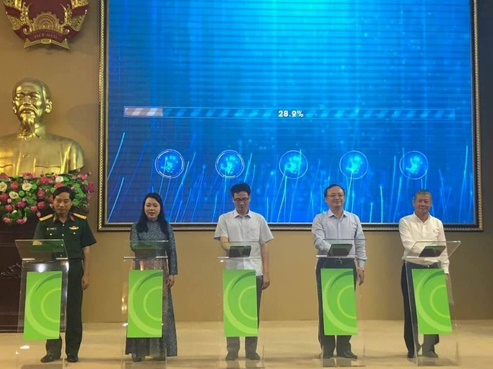 Phó Thủ tướng Vũ Đức Đam (giữa), Bộ trưởng Nguyễn Thị Kim Tiến cùng các đại biểu bấm nút kết nối các cơ sở cung ứng thuốc.