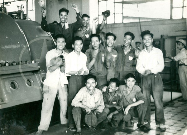 Công nhân Nhà máy điện Thượng Lý mừng công hoàn thành vượt mức kế hoạch đại tu máy tuabin số 3 trước 10 ngày (Hải Phòng, 1965).