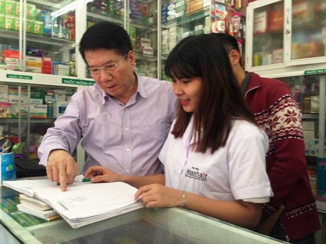 Thứ trưởng Trương Quốc Cường kiểm tra sử dụng phần mềm tại nhà thuốc trên phố Vạn Bảo.