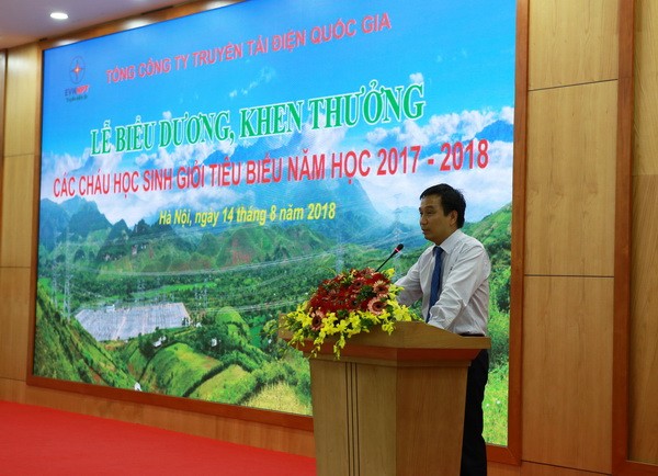 Tổng Giám đốc EVNNPT - ông Nguyễn Tuấn Tùng chia sẻ niềm vui các cháu học sinh giỏi.