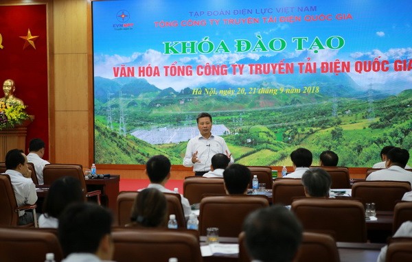 Chủ tịch HĐTV EVNNPT - ông Đặng Phan Tường giảng dạy tại lớp học đào tạo văn hóa truyền tải điện quốc gia. ảnh: evnnpt.