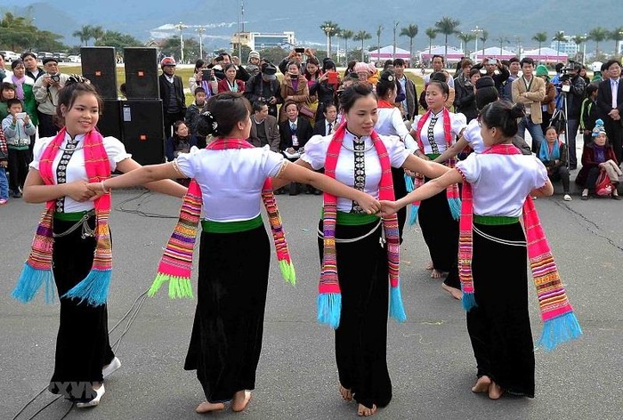 Múa xòe dân tộc Thái tại Yên Bái. ảnh: TTXVN.