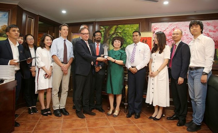 Bà Thái Hương nhận giải thưởng Lãnh đạo doanh nghiệp có trách nhiệm với xã hội.