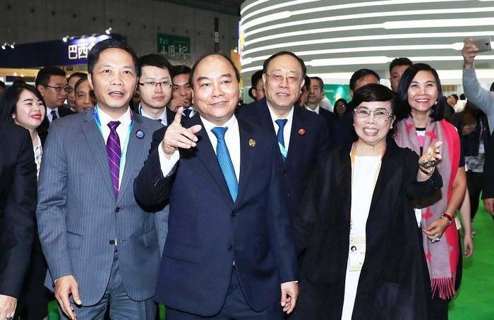 Thủ tướng Chính phủ Nguyễn Xuân Phúc thăm quan khu gian hàng Việt Nam trong khuôn khổ Hội chợ CIIE chiều ngày 5/11.
