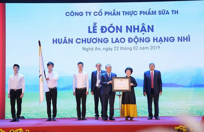 Thủ tướng Nguyễn Xuân Phúc trao Huân chương Lao động hạng nhì cho Tập đoàn TH.