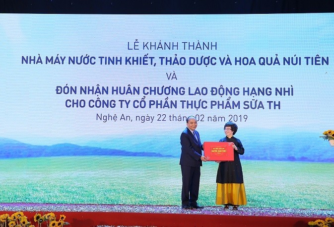 Tập đoàn TH vinh dự nhận kỷ niệm chương từ Thủ tướng.