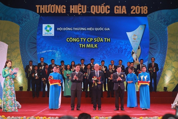 Đại diện Tập đoàn TH vinh dự nhận biểu trưng “Thương hiệu Quốc gia” từ Phó Thủ tướng Trịnh Đình Dũng và Bộ trưởng Bộ Công thương Trần Tuấn Anh.