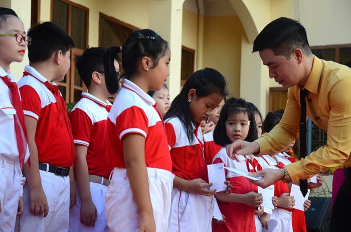 Đại diện BAC A BANK trao học bổng cho các em học sinh có hoàn cảnh khó khăn tại Trường Tiểu học Trần Hưng Đạo (Thành phố Hạ Long, tỉnh Quảng Ninh).