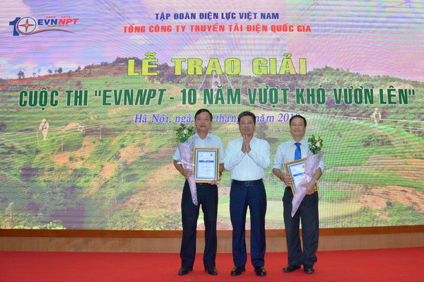 Ông Đặng Phan Tường Bí thư Đảng ủy, Chủ tịch Hội đồng thành viên EVNNPT trao giải cuộc thi.