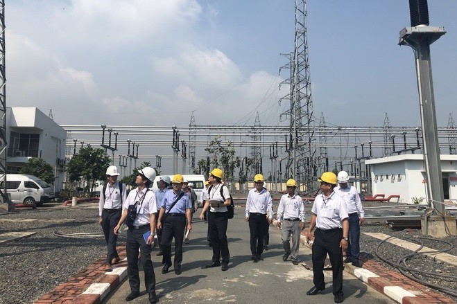 Các đại biểu tham quan thực tế tại Trạm biến áp 500 kV Cầu Bông.