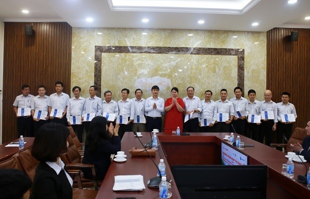Ông Lưu Việt Tiến - Phó Tổng Giám đốc EVNNPT và bà Eliveta Nikolova - Giám đốc Trung tâm Đào tạo phát triển nguồn nhân lực của FGC UES trao Chứng chỉ cho các học viên