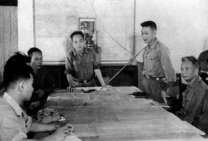 Đại tướng Võ Nguyên Giáp nghe báo cáo từ Trung tướng Đồng Sỹ Nguyên trong chiến dịch đường 9 Nam Lào, năm 1970.