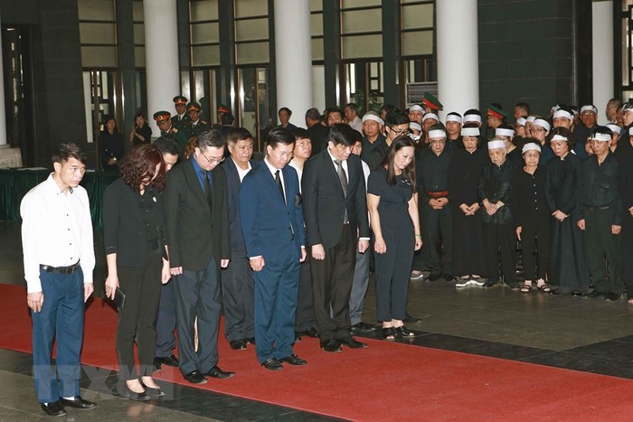 Đoàn đại biểu Ban Tuyên giáo Trung ương do ông Võ Văn Thưởng, Ủy viên Bộ Chính trị, Trưởng Ban Tuyên giáo Trung ương dẫn đầu dẫn đầu viếng Trung tướng Đồng Sỹ Nguyên.