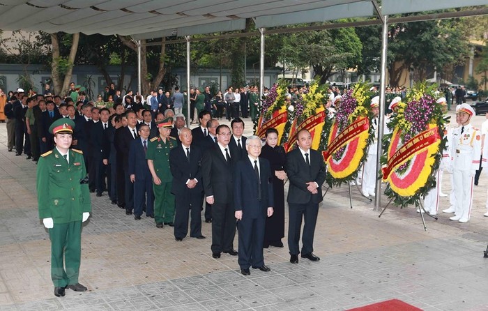 Đoàn đại biểu Ban Chấp hành Trung ương Đảng do Tổng Bí thư, Chủ tịch nước Nguyễn Phú Trọng dẫn đầu viếng Trung tướng Đồng Sỹ Nguyên.