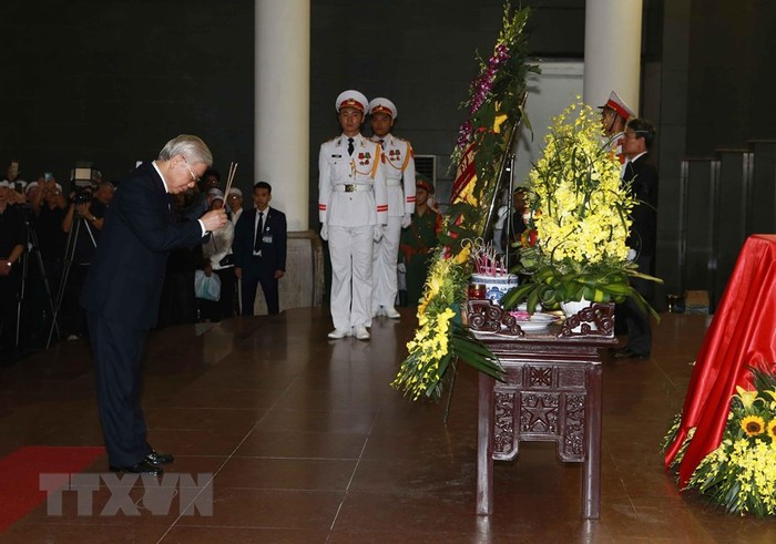 Tổng Bí thư, Chủ tịch nước Nguyễn Phú Trọng thắp hương viếng Trung tướng Đồng Sỹ Nguyên.