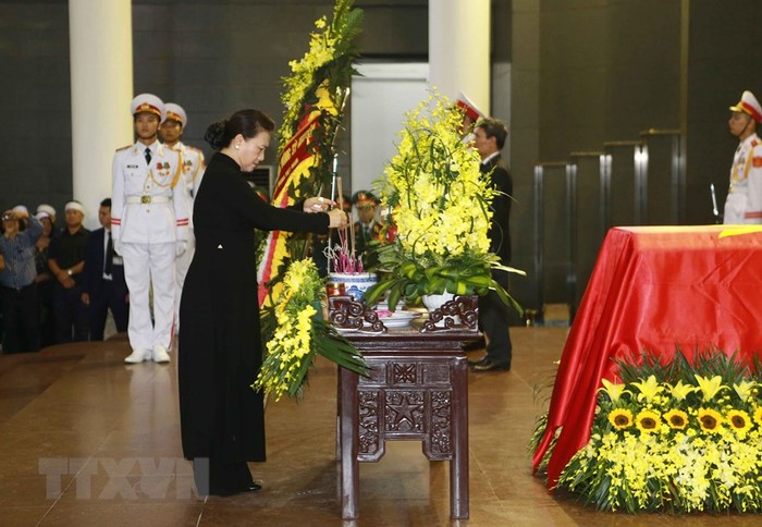 Chủ tịch Quốc hội Nguyễn Thị Kim Ngân thắp hương viếng Trung tướng Đồng Sỹ Nguyên.