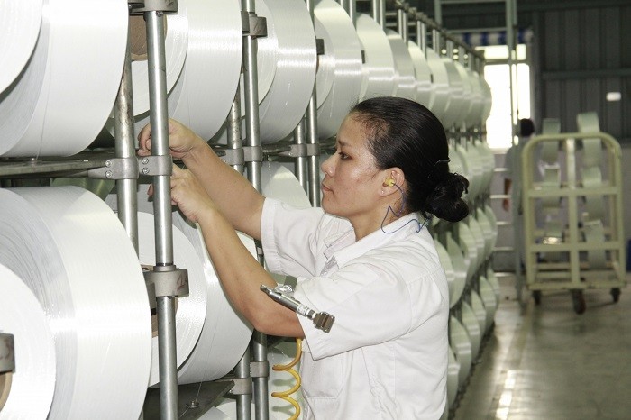 Kiểm tra chất lượng nguyên liệu sợi tại Nhà máy xơ sợi Đình Vũ.