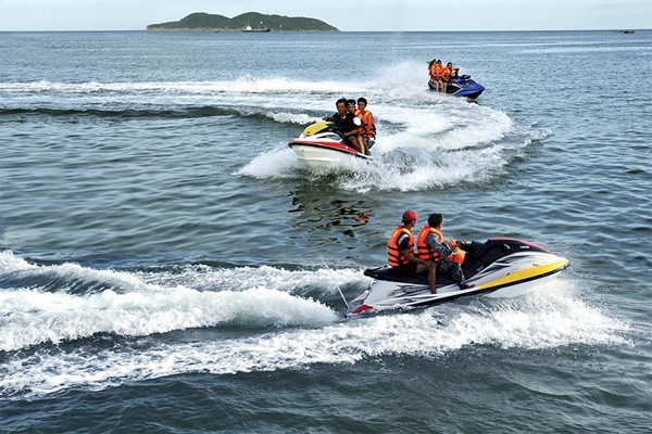 Người lái phương tiện hoạt động vui chơi, giải trí dưới nước phải đủ 15 tuổi trở lên, đảm bảo về sức khỏe. ảnh: Ủy ban an toàn giao thông quốc gia.