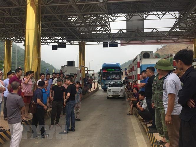 Nhiều người dân tập trung phản đối mức thu phí tại trạm BOT Hòa Lạc - Hòa Bình. ảnh: TTXVN.