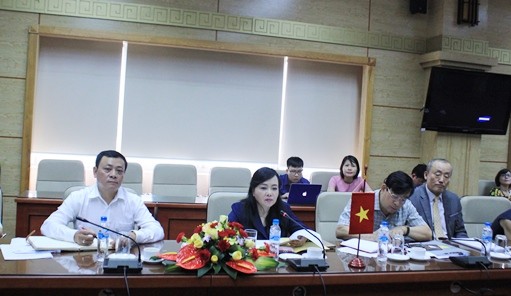 Bộ trưởng Nguyễn Thị Kim Tiến thông tin với Chủ tịch HIRA về bảo hiểm y tế toàn dân của Việt Nam.