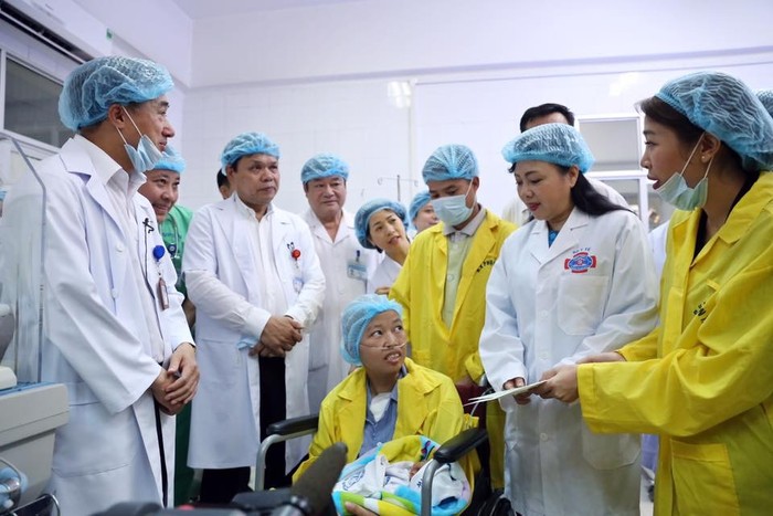 Bộ trưởng Nguyễn Thị Kim Tiến thăm và động viên hai mẹ con chị Nguyễn Thị Liên, đồng thời đánh giá cao nỗ lực của các bác sĩ tiến hành mổ và chăm sóc sức khỏe cho mẹ và bé.